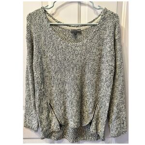 Black and White Zip Sweater🖤